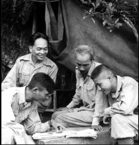 Ảnh chụp năm 1950, Chủ tịch Hồ Chí Minh (thứ 2 từ phải sang) và Đại tướng Võ Nguyên Giáp (người phía sau bên trái) duyệt qua một chiến dịch quân sự. Ảnh Washington Post.