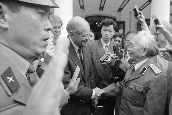 Cựu Bộ trưởng Quốc phòng Mỹ Robert McNamara (trái) bắt tay Đại tướng Võ Nguyên Giáp ở Hà Nội năm 1995.