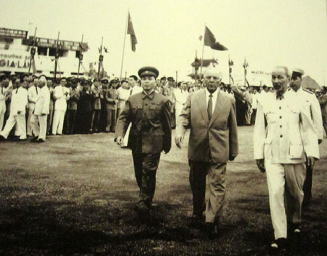 Chủ tịch Hồ Chí Minh và Đại tướng, Tổng tư lệnh Võ Nguyên Giáp tiếp ông Kliment Voroshilov, Chủ tịch Đoàn Chủ tịch Xô viết Tối cao Liên Xô ngày 20/5/1957.