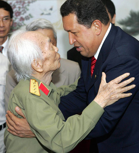 Đại tướng Võ Nguyên Giáp và Tổng thống Venezuela, Hugo Chavez trao nhau cái ôm nồng ấm tại nhà riêng của bác tại Hà Nội ngày 1/8/2006.