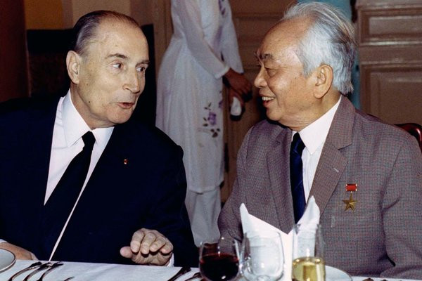 Cựu Tổng thống Pháp Francois Mitterrand (trái) trò chuyện thân mật với Đại tướng Võ Nguyên Giáp trong một bữa tiệc lớn khi tới thăm Hà Nội năm 1993.