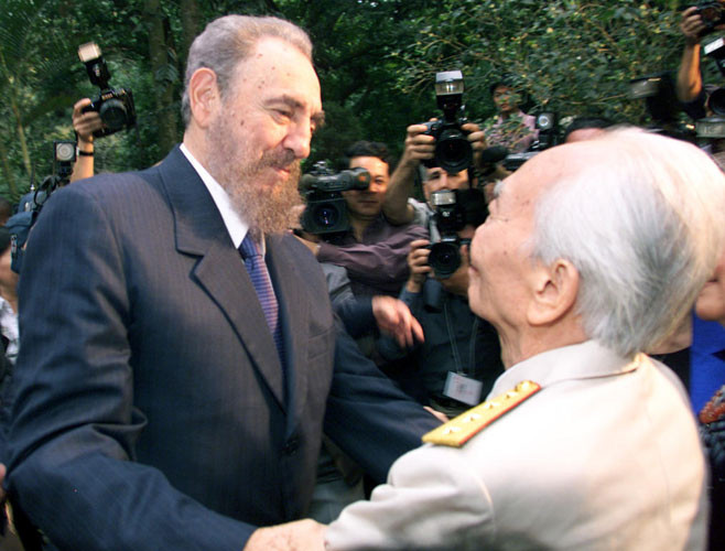 Cựu Chủ tịch Fidel Castro (trái) thăm Đại tướng Võ Nguyên Giáp tại nhà riêng của bác ở Hà Nội ngày 22/2/2003.