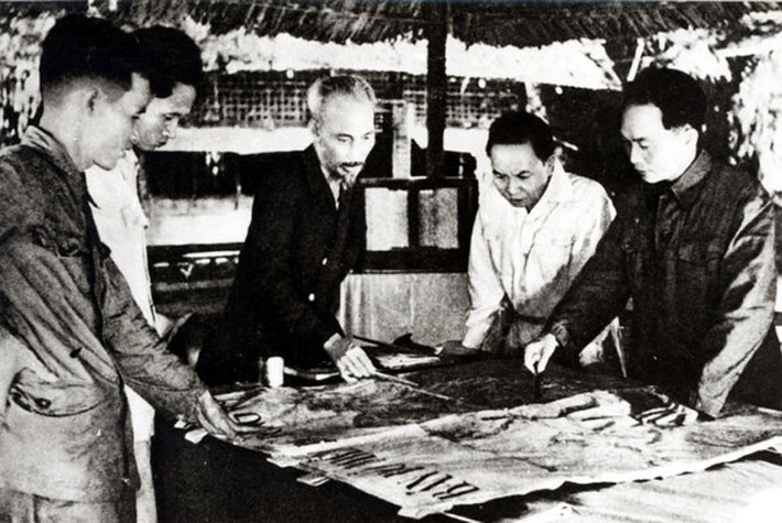 Đại tướng Võ Nguyên Giáp cùng Chủ tịch Hồ Chí Minh chụp năm 1954 trước khi bắt đầu chiến dịch Điện Biên Phủ.
