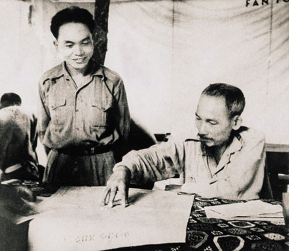 Chủ tịch Hồ Chí Minh và Tổng Tư lệnh Võ Nguyên Giáp trong chiến dịch biên giới năm 1950.