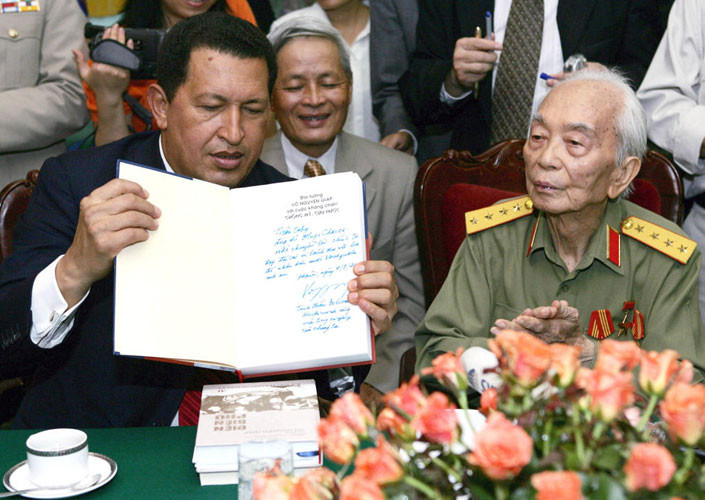 Tổng thống Venezuela, Hugo Chavez (trái) cầm trên tay cuốn sách về Chiến tranh Việt Nam tại nhà riêng của Đại tướng Võ Nguyên Giáp ở Hà Nội ngày 1/8/2006.