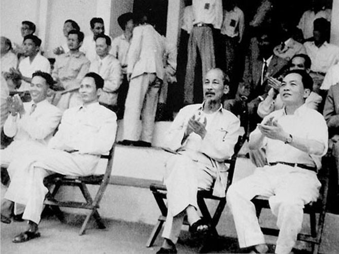 Đại tướng Võ Nguyên Giáp cùng Chủ tịch Hồ Chí Minh, Thủ tướng Phạm Văn Đồng dự Đại hội thể dục thể thao quân đội tại Câu lạc bộ Quân nhân Hà Nội (1959).