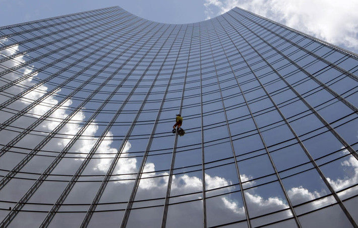 Alain Robert leo lên toàn nhà "Skyper" cao 154 m ở Frankfurt để nâng cao nhận thức về sự ấm lên toàn cầu.