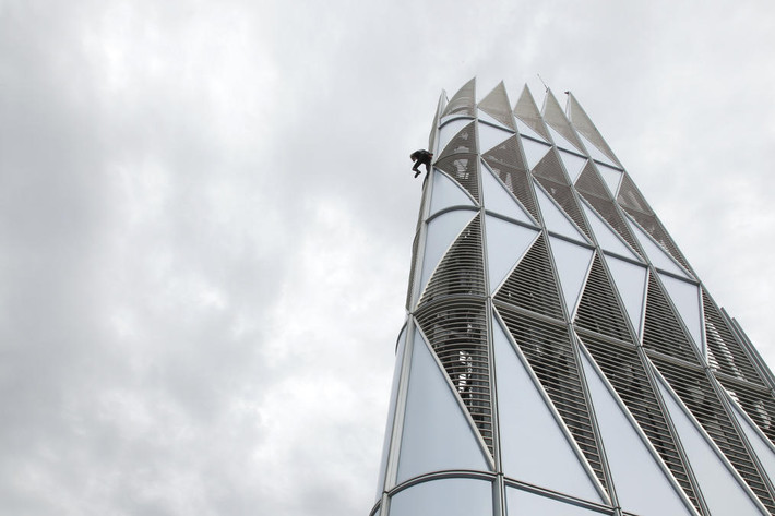 Người nhện Pháp sắp leo lên đnhr tòa cao ốc Thứ nhất ở quận buôn bán La Defense ở Paris ngày 10/5/2012.