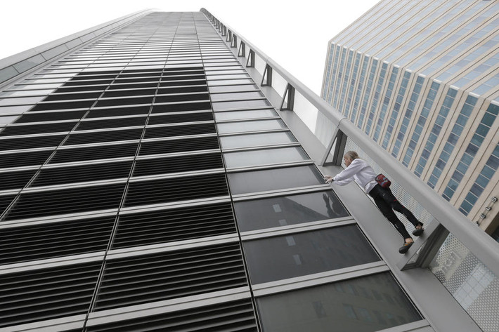 Anh chàng chinh phục tòa cao ốc GDF Suez cao 185 ở trung tâm thương mại La Defense ở Paris ngày 3/10/2013.