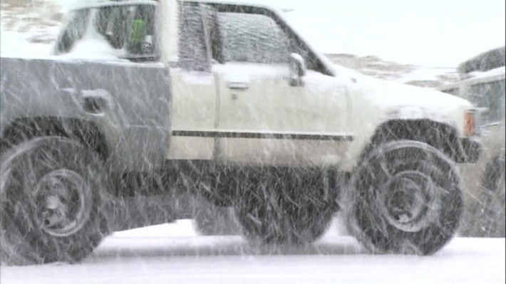 Khoảng 610 km đường Interstate 90 từ phía Tây của South Dakota tới vùng đông bắc Wyoming đã bị tê liệt.
