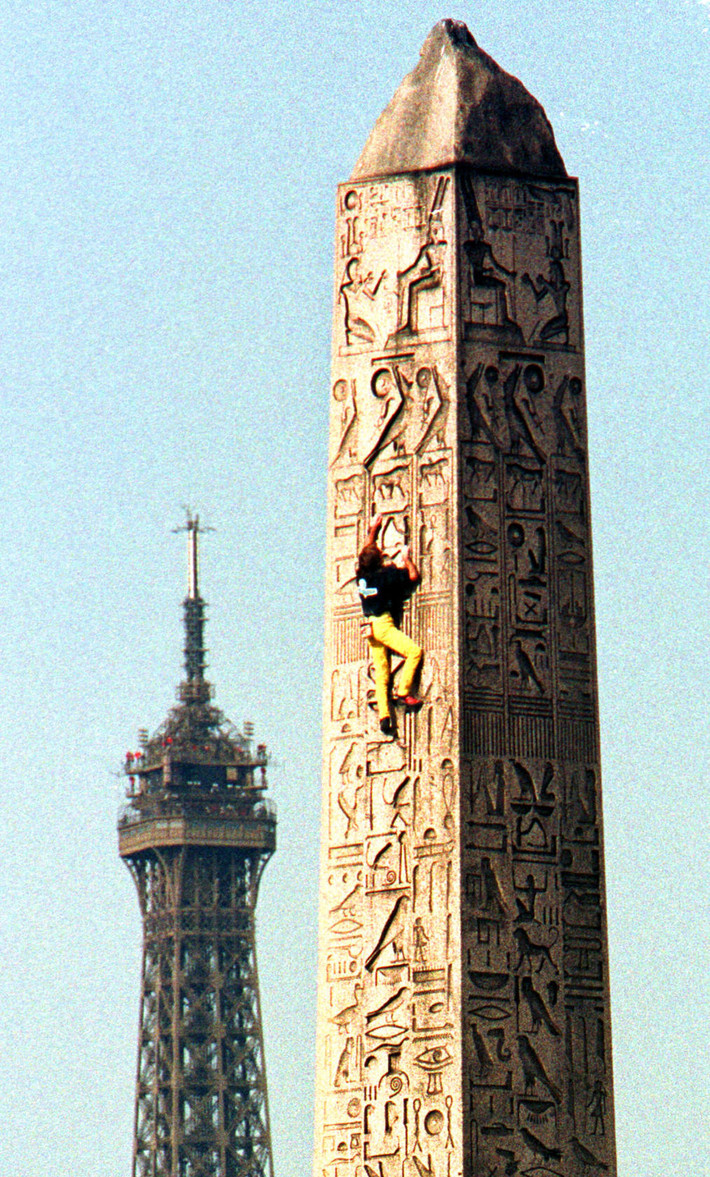 Người nhện Pháp chinh phục đài tưởng niệm Obelisk ở Paris.