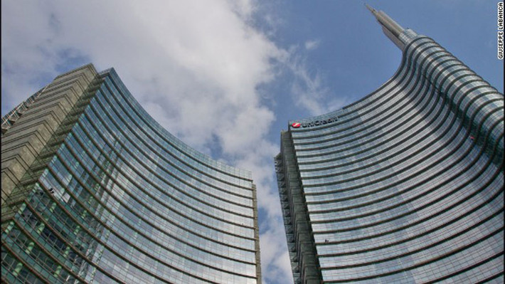 8. Tháp UniCredit (Italy): - Cao 218 m, tháo là trụ sở của Ngân hàng UniCredit. Đây cũng là tòa tháp lớn nhất Italy. Mặt tiền của tháp được lắp đặt đèn LED có khả năng thay đổi màu sắc.