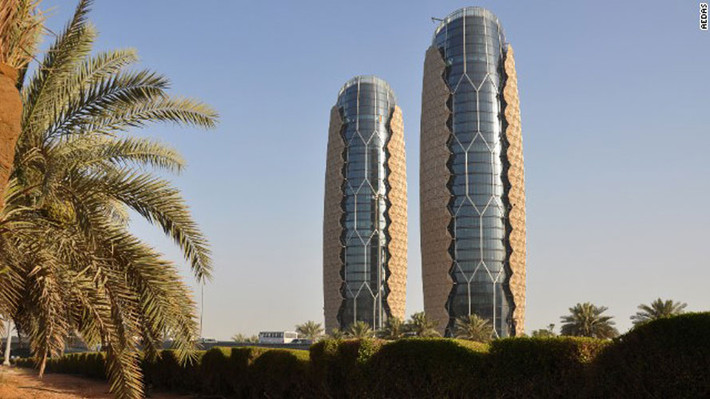 2. Tháp Al Bahr Towers (U.A.E.) Các tháp Al Bahr đặc biệt ở chỗ có mặt tiền được tạo bởi các tấm quang điện, phản ứng với ánh sáng mặt trời nhằm giảm nhiệt độ bên trong tháp do mặt trời sinh ra tới 50%.