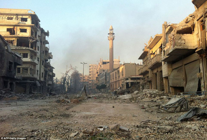 Homs là thành phố lớn thứ 3 của Syria và từng có dân số 650.000 người trước khi bị tàn phá bởi các cuộc giao tranh ác liệt giữa quân nổi dậy Syria và quân đội chính phủ Assad.