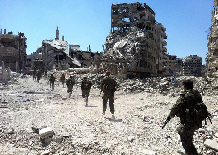 Truyền hình Syria vừa phát đi đoạn phim mô tả cảnh vắng vẻ, chết chóc ở Homs. Sau những đống đổ nát chỉ thấp thoáng bóng dáng những người lính tuần tra sau khi chiếm được khu vực.