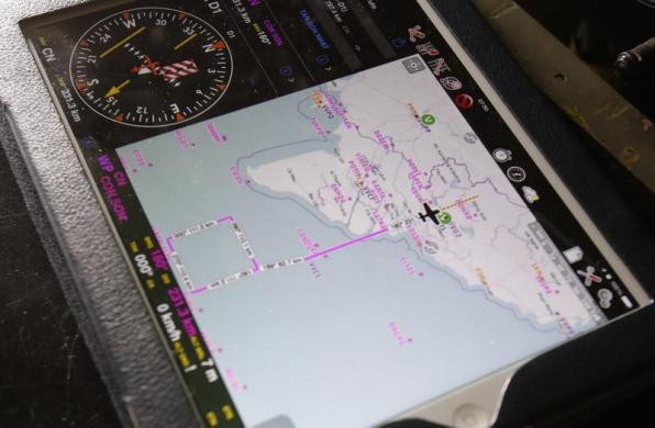 Khu vực tìm kiếm máy bay mất tích hiển thị trên màn hình iPad của một sĩ quan quân đội Việt Nam tham gia tìm kiếm cứu nạn trên máy bay AN- 26 ngày 13/3.