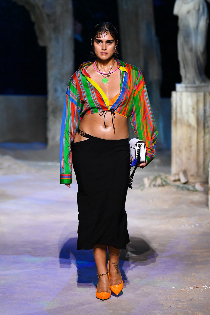 Versace lại có cách cập nhật xu hướng áo crop top bằng tinh thần trẻ trung hơn khi phối nhiều màu sắc với đường kẻ sọc dày và mỏng khác nhau. Cách làm này tạo hiệu ứng thon gọn hơn cho các cô nàng có thân hình mũm mĩm. Ảnh: Vogue.