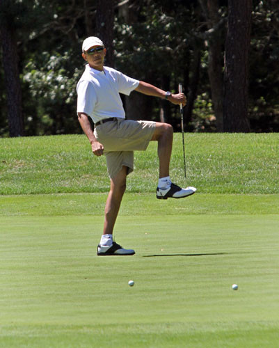 Tổng thống Mỹ Barack Obama chơi golf trong ngày đầu tiên của kỳ nghỉ hè ở Oak Bluffs, bang Massachusetts ngày 11/8. Gia đình Obama có chuyến nghỉ hè ở Martha Vineyard từ ngày 10/8 đến ngày 18/8.
