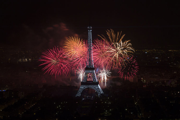 Pháo hoa rực sáng trên bầu trời Paris hoa lệ, xung quanh tháp Eiffel ngày 14/7 trong lễ kỷ niệm Ngày chiếm ngục Bastille (Ngày Quốc khánh).