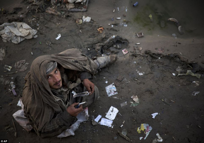 Một con nghiện đang hút thuốc phiện ở Kabul. Afghanistan có khoảng hơn 1 triệu con nghiện, sống nghèo khổ, vật vờ ở khắp các tỉnh thành trong cả nước.