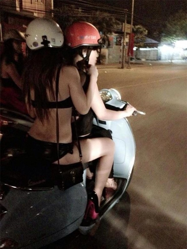 Đây được coi là bức ảnh "kinh điển" trong trào lưu khoe thân lộ liễu của một bộ phận giới trẻ ngày nay. Bức ảnh từng được lan truyền chóng mặt trên khắp các diễn đàn, fanpage.