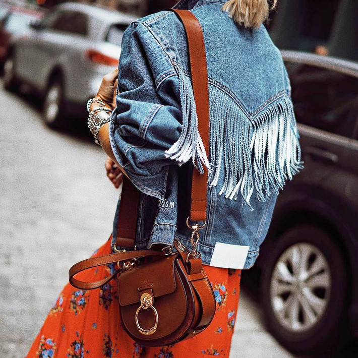 Chloé Small Tess Bag (1.890 USD): Theo LaiaMagazine, túi Chloé tess có không gian bên trong rộng rãi, lý tưởng để sử dụng hàng ngày. Hình dáng túi bo cong mềm mại và nữ tính, giúp phái đẹp dễ phối với nhiều trang phục đi làm hay street style. Bên cạnh đó, bạn dễ dàng đeo túi trên người theo nhiều cách khác nhau tùy vào kiểu dáng dây quai trang bị đi kèm. Ảnh: LaiaMagazine, @marylawlesslee.