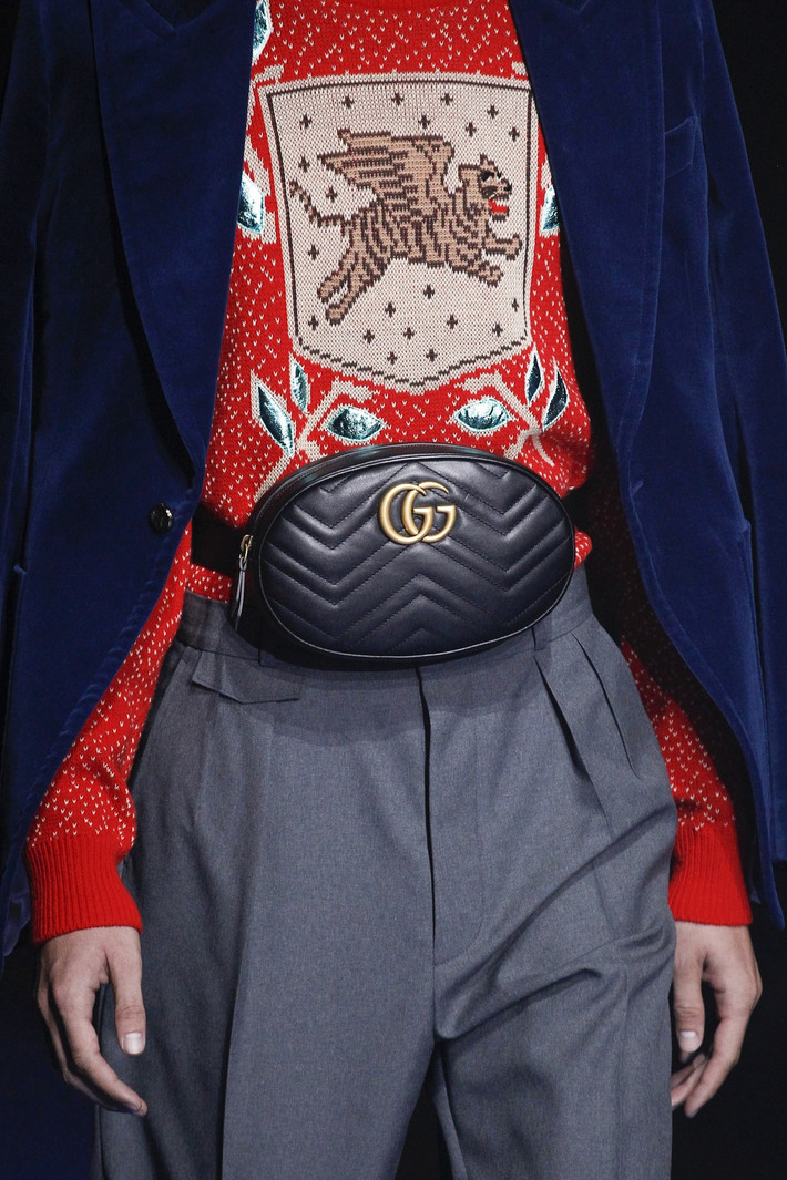 Gucci GG Marmont Matelassé Leather Belt Bag (1.150 USD): Kiểu túi đeo ngang hông mang lại nhiều công dụng giúp bạn nâng tầm phong cách. Ngoài đựng đồ, bạn có thể sử dụng túi như chiếc thắt lưng thời thượng. Đeo túi lên trên một chút nhằm tạo kỹ thuật chiết eo cao, từ đó làm tăng chiều dài cho phần thân dưới của bạn. Ảnh: Spotted Fashion.