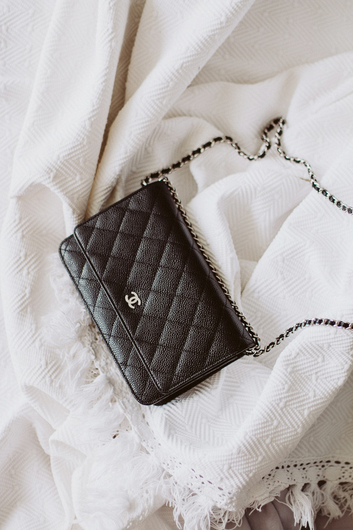 Chanel Wallet On Chain (2.500 USD): Túi có nắp gập kèm dây xích cổ điển. Phần da được thiết kế dập ô mang tính biểu tượng của nhà mốt xa xỉ hàng đầu nước Pháp. Bạn có thể sử dụng túi theo nhiều kiểu như cầm tay, đeo vai hoặc đeo chéo. Dáng túi hình chữ nhật cho phép bạn đựng điện thoại iPhone 12, thỏi son, hộp phần, một ít tiền mặt và giấy tờ. Ảnh: Yourockmylife, Bikinis & Passports.