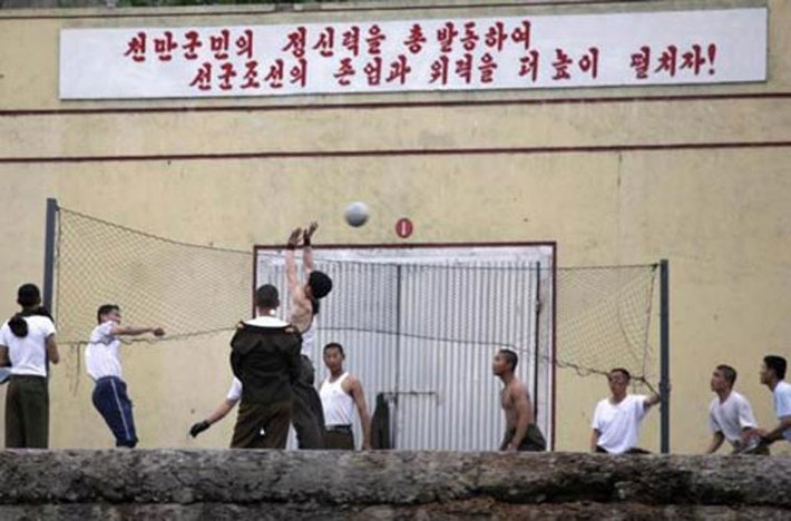 6. Người dân Triều Tiên nghiện chơi bóng chuyền. Họ chơi bóng bất kể thời điểm sáng, trưa, chiều và tối cũng như ở bất cứ đâu, bãi đỗ xe, công viên, hè phố hoặc bất cứ bãi đất trống nào. Phụ nữ và đàn ông có thể chơi chung với nhau và không quan trọng có lưới hay không.