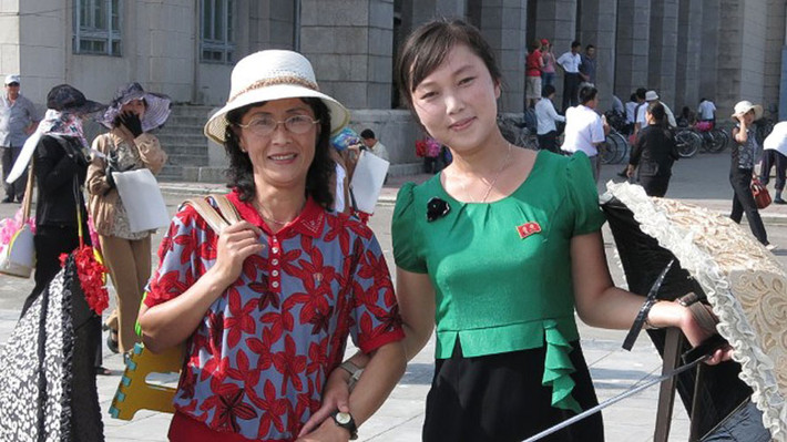 10. Mọi công dân đều đeo huy hiệu lãnh tụ trước ngực bên trái từ trẻ sơ sinh tới người già. Ở Bình Nhưỡng không hề có cửa hàng bán huy hiệu. Nhà nước sẽ phát nó cho công dân vào những dịp đặc biệt. Ngoài ra, bất cứ ai nếu tỏ ra bất kính với lãnh tụ sẽ phải chịu hình phạt rất nặng.