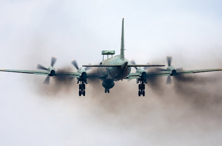 Bốn động cơ cánh quạt máy bay chống ngầm Il-38SD Sea Dragon Ấn Độ xả khói đen xì khi cất cánh.