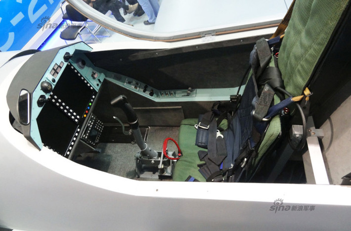 Đặc biệt, Yak-152 được ứng dụng nhiều công nghệ hiện đại vốn chỉ thấy trên các tiêm kích phản lực thế hệ 4-5. Dễ nhận thấy nhất đó là buồng lái của Yak-152 được số hóa, tiện nghi, tiện dụng. Trong ảnh, bảng điều khiển buồng lái trước đơn giản nhưng hiện đại của Yak-152 với 2 màn hình màu.