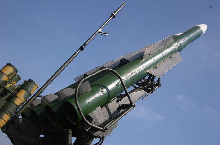 Hệ thống chiến đấu của Buk-M2E gồm nhiều thành phần: xe chỉ huy 9S510E; một xe radar trinh sát và chỉ thị mục tiêu 9S18M1-3E; một xe radar chiếu xạ mục tiêu và điều khiển tên lửa 9S36E; 6 xe phóng tự hành 9A317E; 6 xe phóng chấp hành kiêm tiếp đạn 9A316E và 48 đạn tên lửa 9M317. Hệ thống có khả năng hạ mục tiêu ở cự ly xa đến 45km, độ cao từ 15m tới 25.000m, có thể hạ cùng lúc 24 mục tiêu.