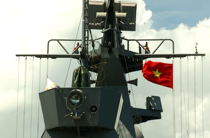 Cờ Tổ quốc tung bay trên cột buồm tàu hộ vệ tên lửa.
