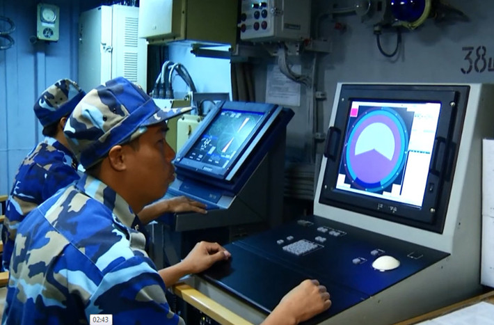 Trong ảnh, kíp chiến đấu tàu hộ vệ huấn luyện sử dụng tên lửa Kh-35 tấn công tàu địch. Trong ảnh, ra đa quét và bám sát mục tiêu trên biển.