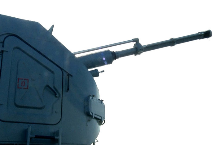 Trong ảnh là hải pháo chủ lực trên 2 tàu hộ vệ Gepard 3.9 – AK-176, có tốc độ bắn 60-120 phát/phút, có thể tiêu diệt các mục tiêu trên biển, ven bờ với tầm bắn 15km.