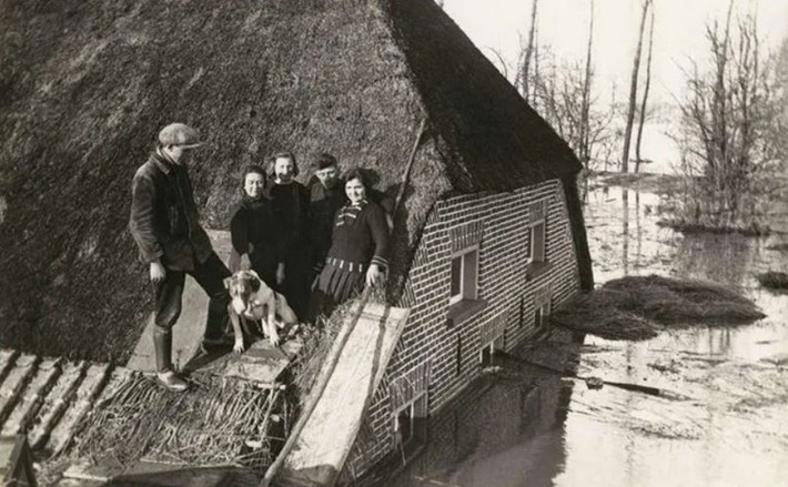 Một gia đình người Hà Lan trèo lên mái nhà để tránh lụt vào năm 1953./.