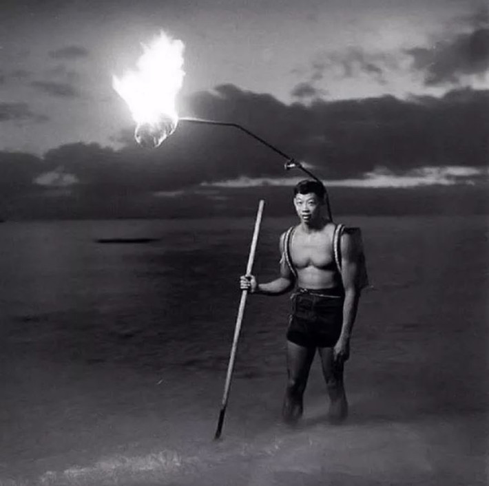 Bức ảnh câu cá đêm ở Hawaii năm 1948.