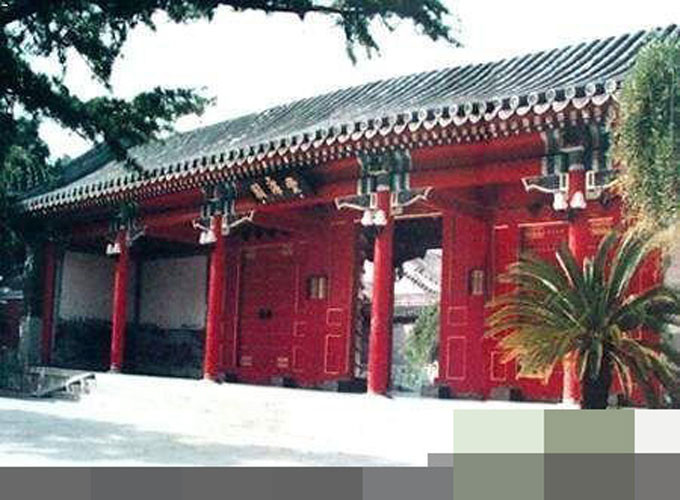Cổng chính của Trung Nam Hải nằm ở số 174, Đại lộ Tây Chang’an, cách quảng trường Thiên An Môn khoảng 500 m về phía tây.