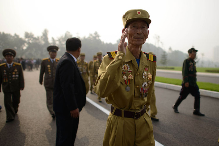 Cựu chiến binh Triều Tiên tới dự lễ khánh thành nghĩa trang quân sự Chiến tranh Triều Tiên ở Bình Nhưỡng vào ngày 25/7.