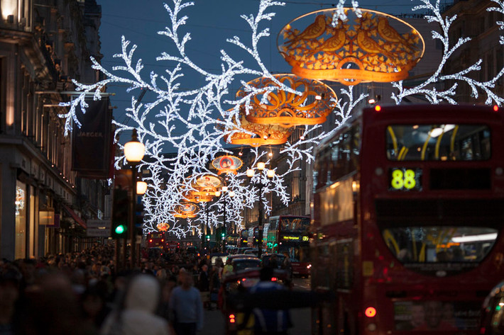 Dòng người mua sắm đón giáng sinh đi bộ trên đường Regent tại London, Anh ngày 14/12.