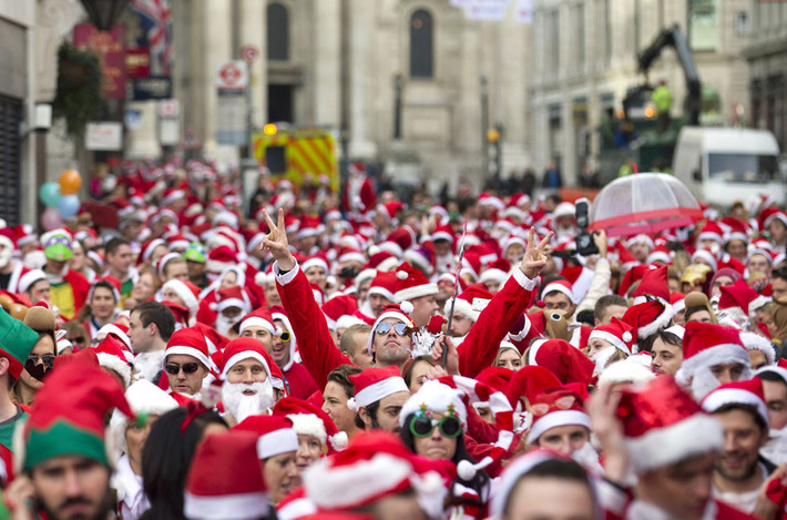 Hàng trăm người đóng giả ông già tuyết chen nhau trên phố trong sự kiện “Santacon” hàng năm ở trung tâm London ngày 14/12.