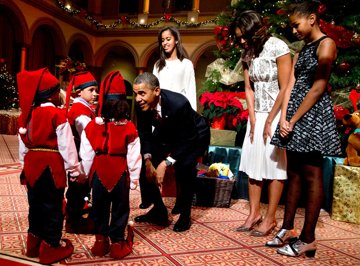 Nhà Obama bao gồm Tổng thống Barack Obama, Đệ nhất phu nhân Michelle và 2 cô công chúa Malia và Sasha chào đón trẻ em ăn mặc ăn mặc trang phục giáng sinh vô cùng đáng yêu thăm Bảo tàng Xây dựng Quốc gia ở Washington ngày 15/12.