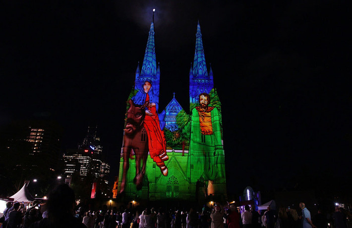 Nhà thờ Thánh Mary ở Sydney, Australia ngày 12/12 được thắp sáng rực rỡ để đón giáng sinh.