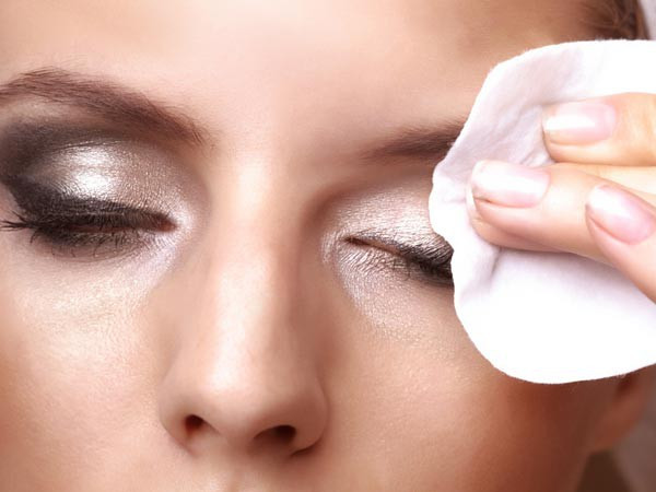 Tẩy trang nhẹ nhàng trước khi đi ngủ: Dù có mệt mỏi đến thế nào bạn cũng đừng bỏ qua bước tẩy trang trước khi đi ngủ, bởi lớp trang điểm sẽ làm bí lỗ chân lông dẫn đến mụn nhọt.