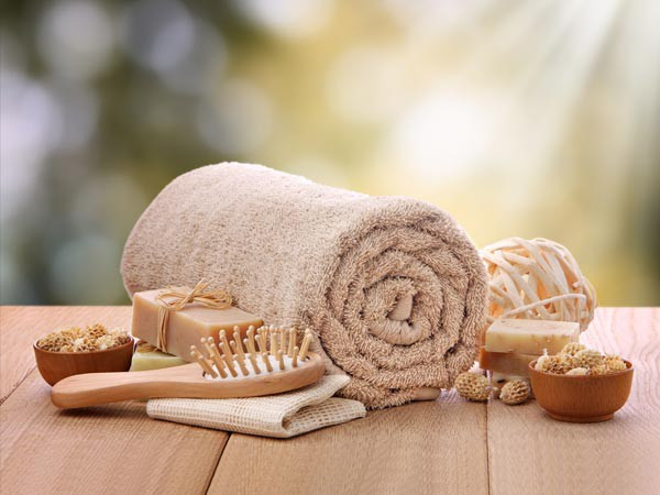 Không dùng chung vật dụng cá nhân: Dùng chung các vật dụng như khăn tắm, bông tắm, dao cạo, cọ trang điểm hay mỹ phẩm làm tăng nguy cơ lan truyền vi khuẩn, dẫn đến nhiều vấn đề về da.