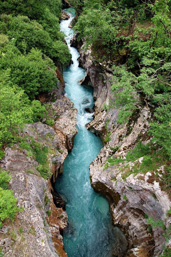 Con sông bắt nguồn từ những núi đá vôi ở Tây Bắc dãy Alps và đổ về phía biển ở Italy.