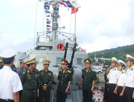 Pháo phòng không tự động AK-230 trang bị trên tàu tấn công nhanh Osa II, tàu phóng lôi lớp Shershen của Hải quân Nhân dân Việt Nam. Trong ảnh là tháp pháo AK-230 lắp trên tàu tên lửa Osa II.