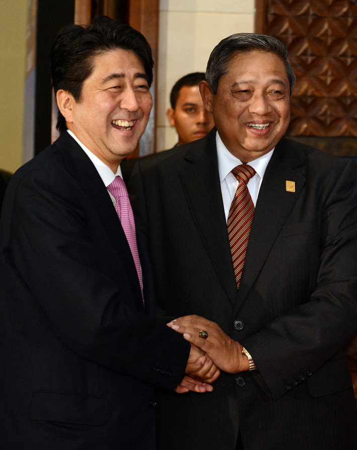 Tổng thống Indonesia, Susilo Bambang Yudhoyono vui mừng chào đón Thủ tướng Nhật Bản Shinzo Abe.