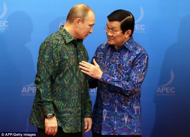 Cuộc trò chuyện thân mật giữa Chủ tịch Trương Tấn Sang (phải) và Tổng thống Nga Putin diễn ra tại bữa tiệc tối bên lề Diễn đàn APEC hôm qua.